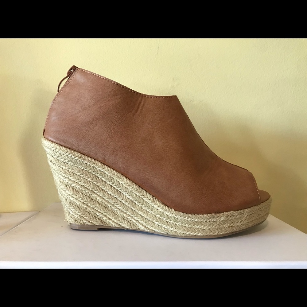 New, may be display sample. #H008 jute wedge.